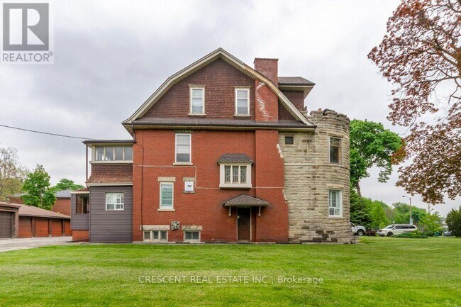 Building Photo - 180-180 Queens Dr