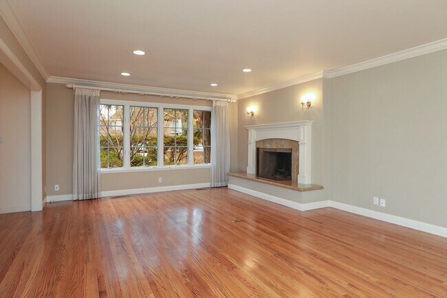 Foto del edificio - Expansive 6 Bed, 3.5 Bath Executive Home i...