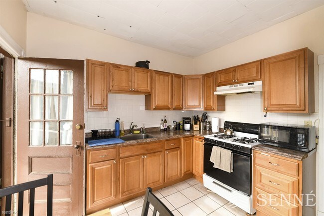 Building Photo - 3 br, 1 bath  - 280 Brookline St Apt 2B