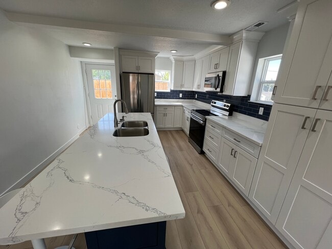 Foto del edificio - 290 N 600 E