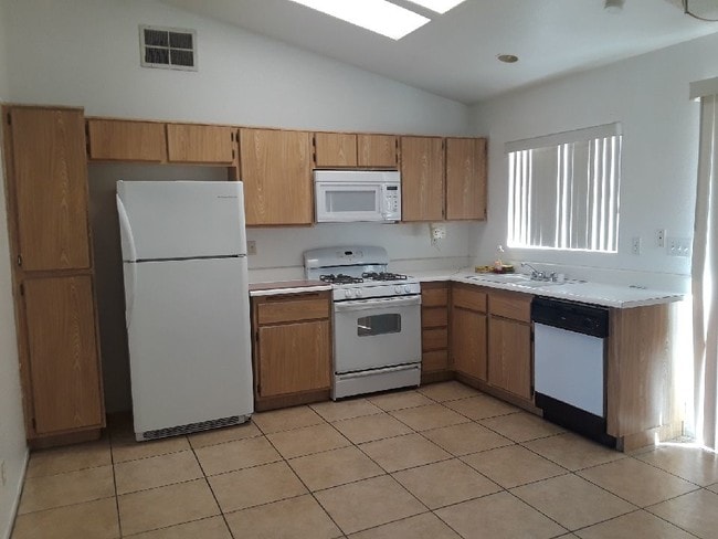 Kitchen - 47800 Madison St