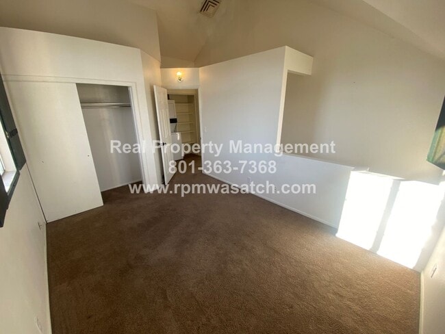 Foto del edificio - Cozy 1 bedroom loft townhome in Kearns