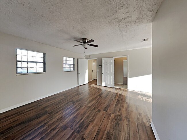 Building Photo - 2021 Monteau Dr