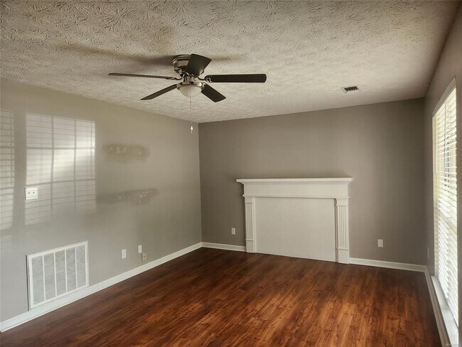 Foto del edificio - 1214 Camellia Woods Ct