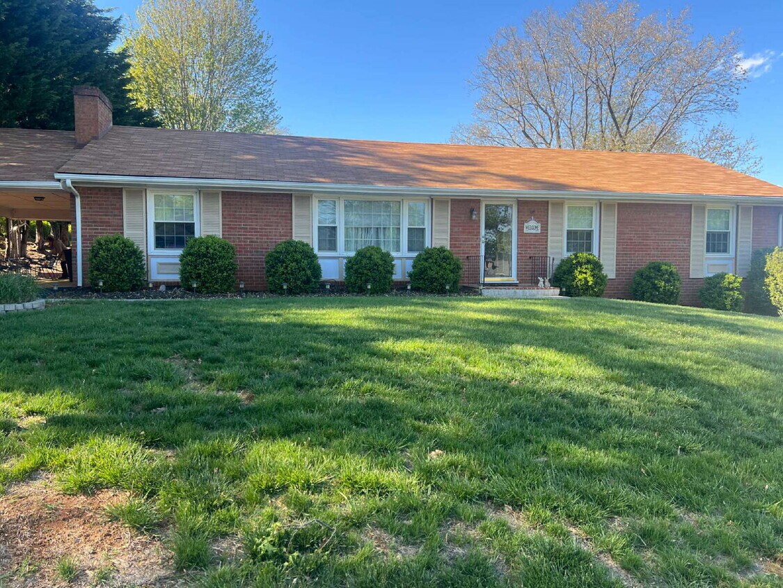 Primary Photo - Lovely one level, 3-bdrm House in SW Roano...
