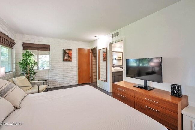 Building Photo - 2115 E Balboa Dr