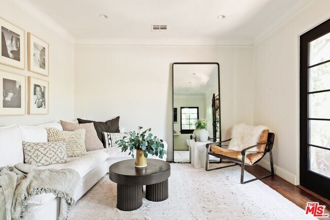 Foto del edificio - 7224 Waring Ave