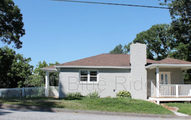 Building Photo - 224 Oakhurst St