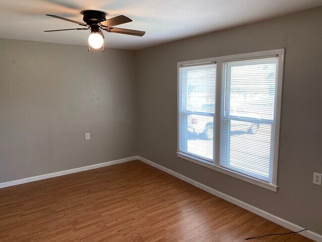 Dormitorio 2 - 1741 W Frey St