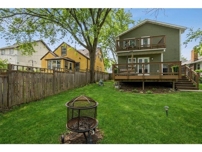 Foto del edificio - 241 Russell Ave S