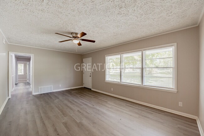 Building Photo - $200 OFF THE FIRST FULL MONTH