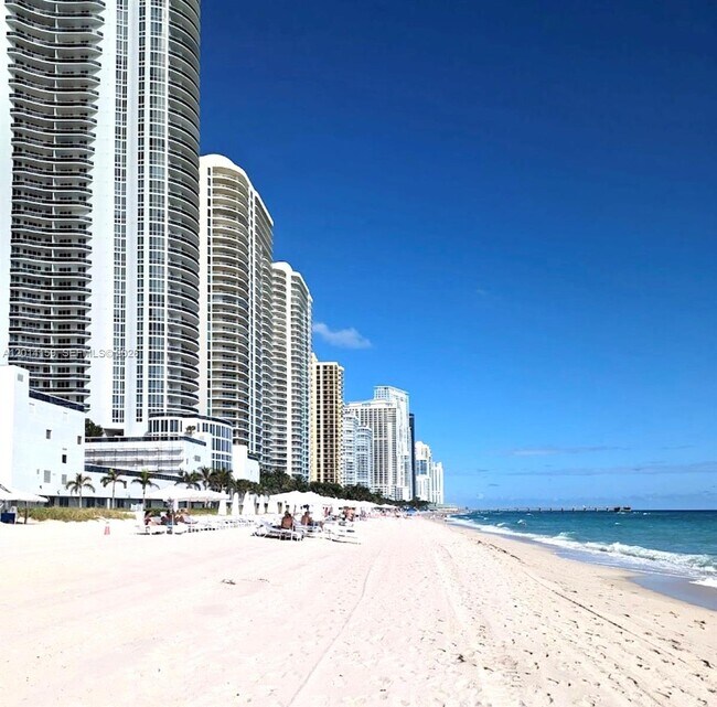 Building Photo - 15901 Collins Ave