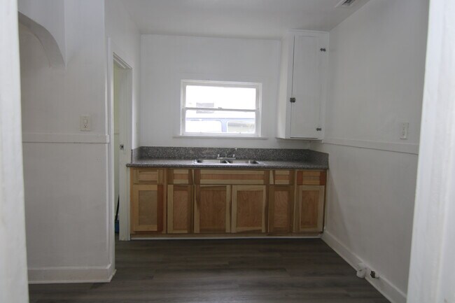 Building Photo - 831 E Chevy Chase Dr