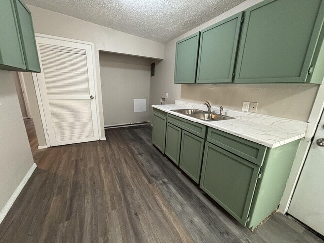 Building Photo - 1906 E Baylor St