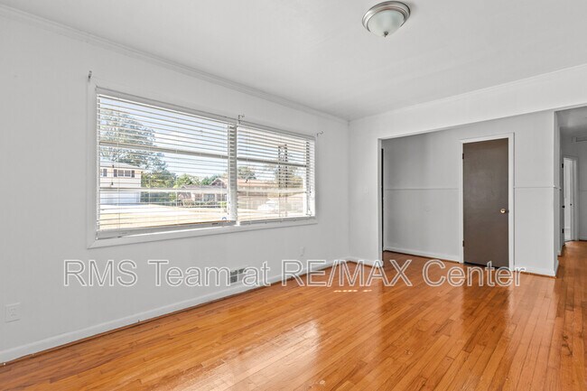 Foto del edificio - 4010 Emerald Lake Dr