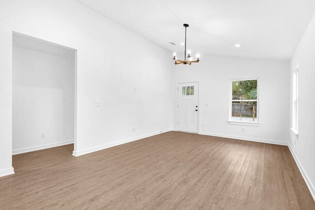 Building Photo - 972 W 9th St