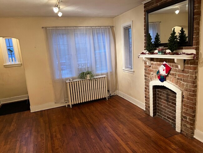 Living room - 517 S Braddock Ave