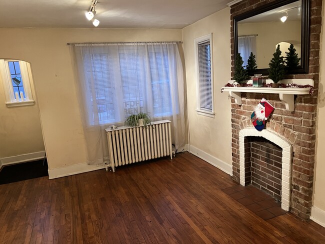 Living room - 517 S Braddock Ave