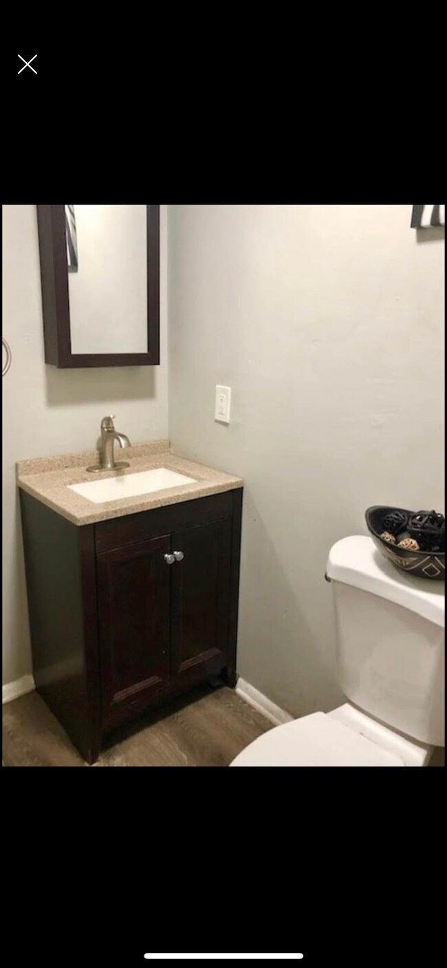 Bath with shower - 912 Centre St