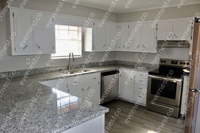 Building Photo - 400 Timberline Dr