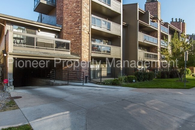Foto del edificio - Beautiful Modern Condo In Cherry Creek North!
