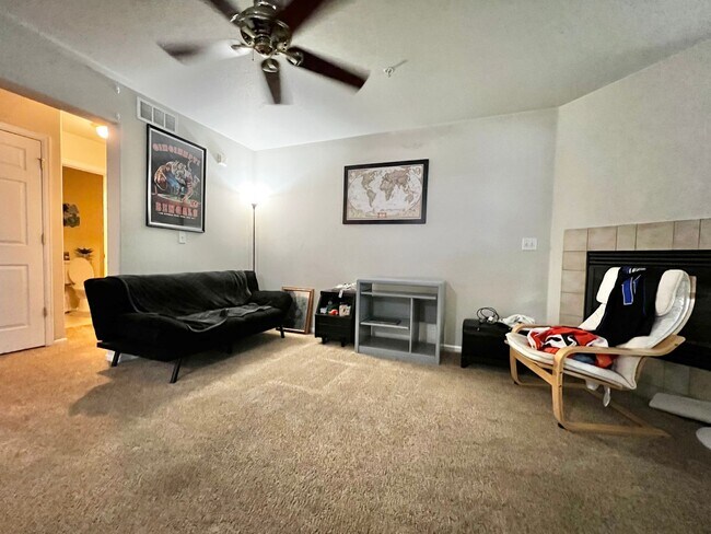 Foto del edificio - Great 2-Bed, 2.5-Bath Townhome in Prime Fo...