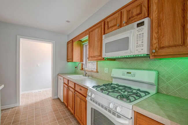 Building Photo - 384 S Wolf Rd