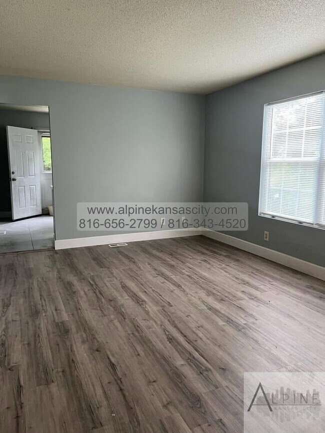 Foto del edificio - Spacious Duplex off Truman Rd