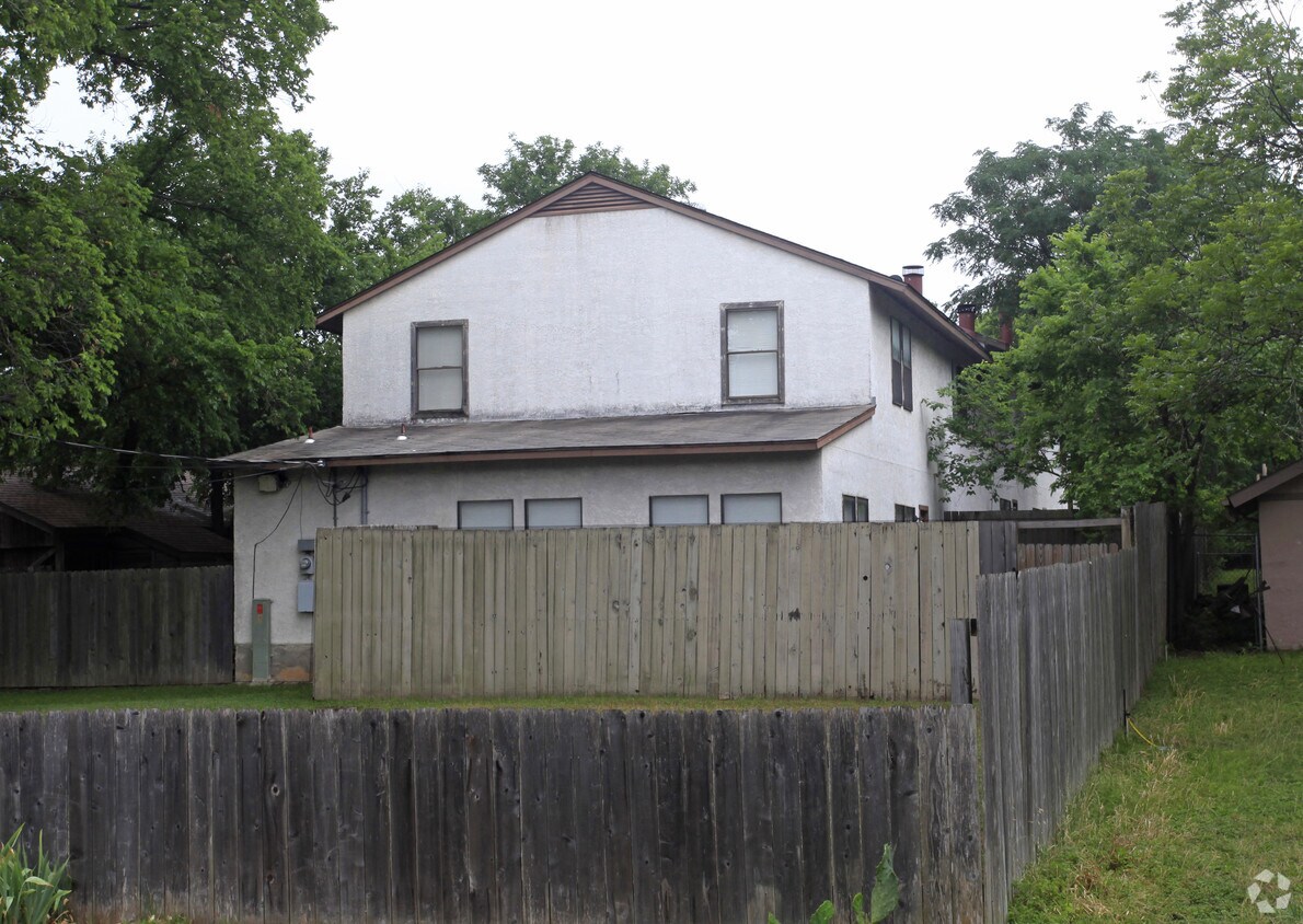 Primary Photo - 201 W Mockingbird Ln