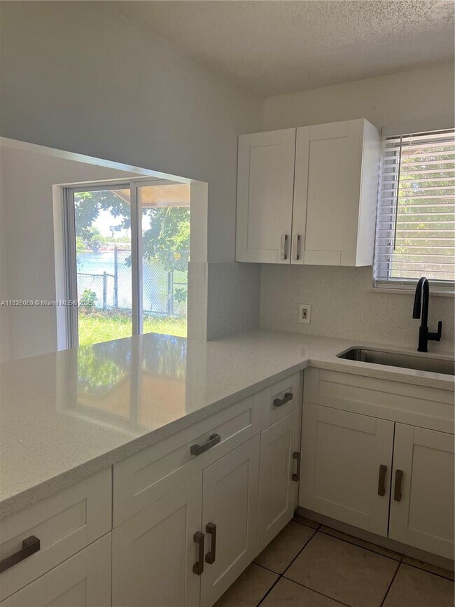 Foto del edificio - 1004 SW 8th St