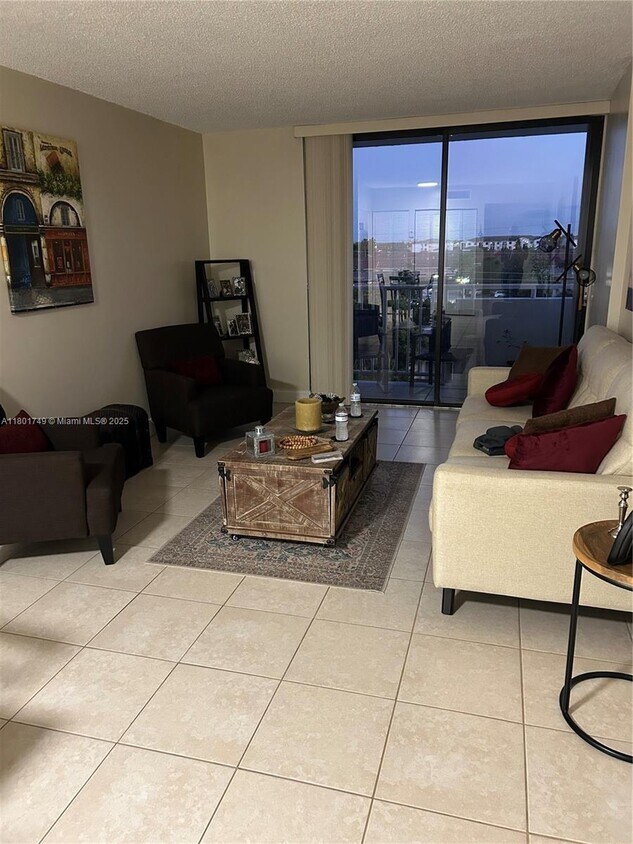 Foto principal - 8251 NW 8th St