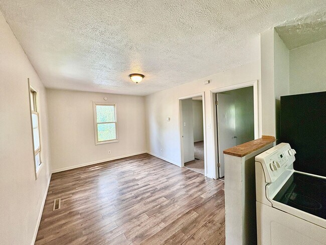 Building Photo - 1335 E Dubail Ave