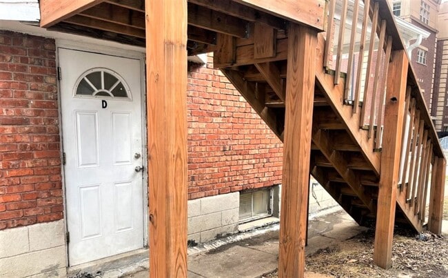 Building Photo - 1203 E Walnut St