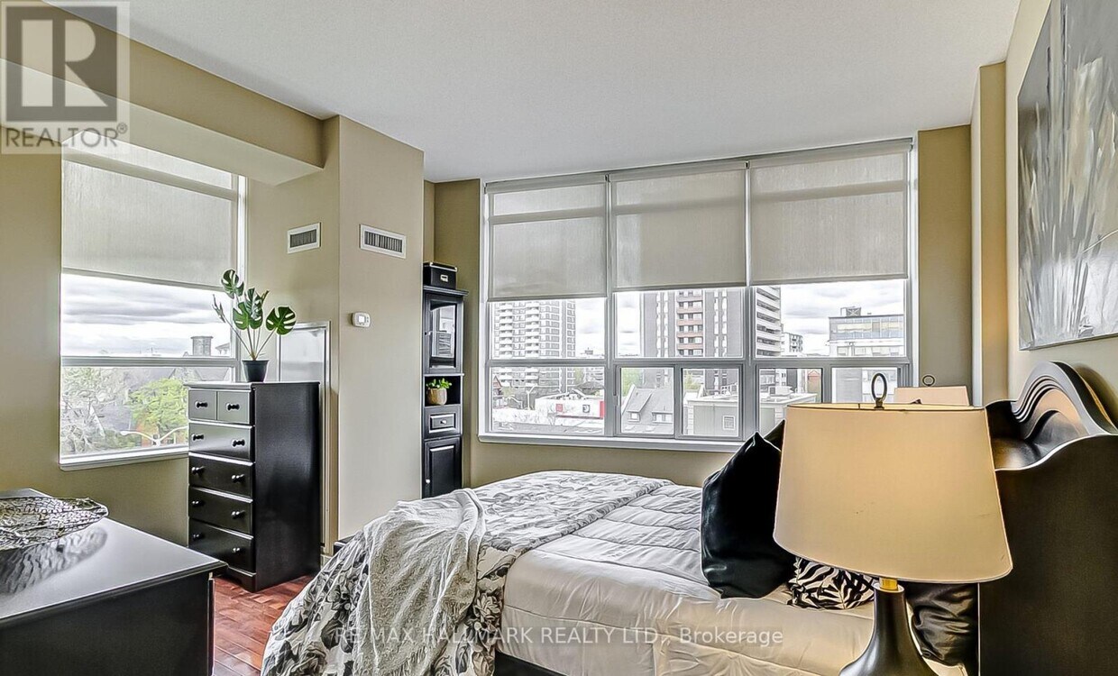 Photo principale - 736-736 Spadina Ave.