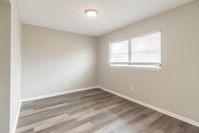Building Photo - 3353 Sherwood Dr