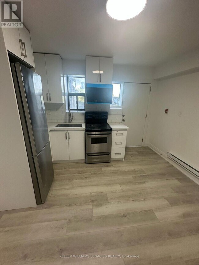 Photo du bâtiment - 1710 St Clair Ave W