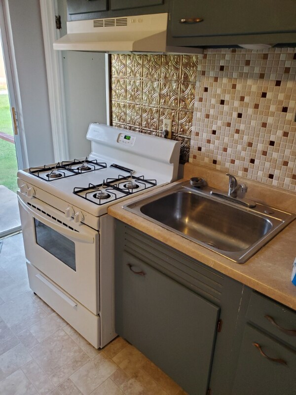 1103 W James Blvd, Saint James, MO 65559 Room for Rent in Saint James