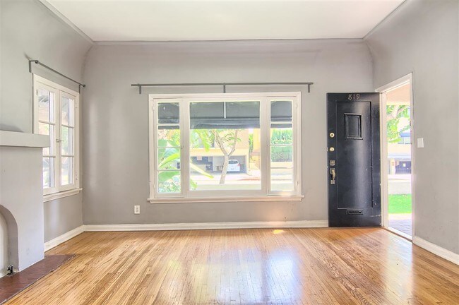 Foto del edificio - 819 Westmount Dr