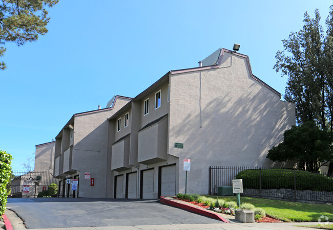 Foto del edificio - Hidden Creek Town Homes