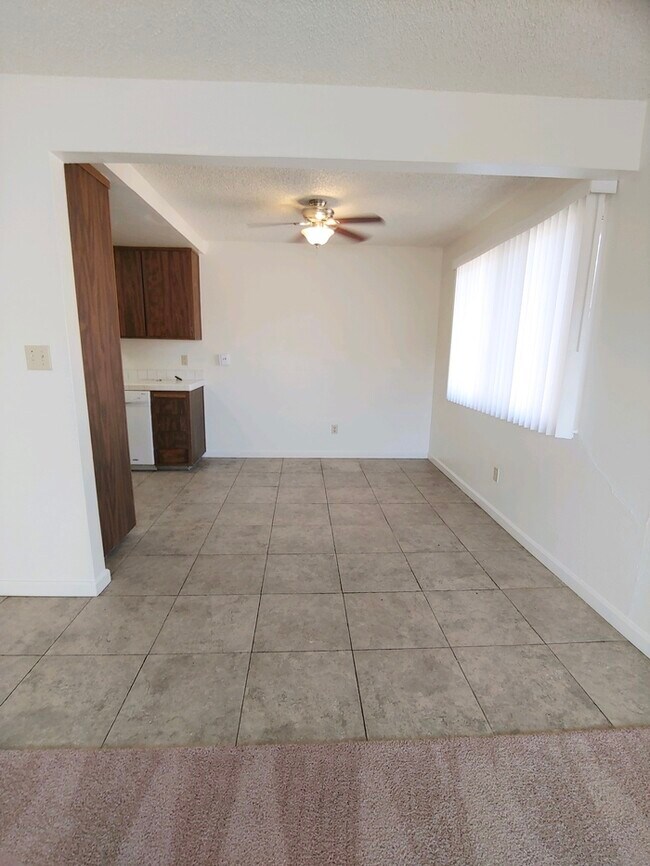 Building Photo - Spacious 3 bedroom 1.5 bathroom condo in S...