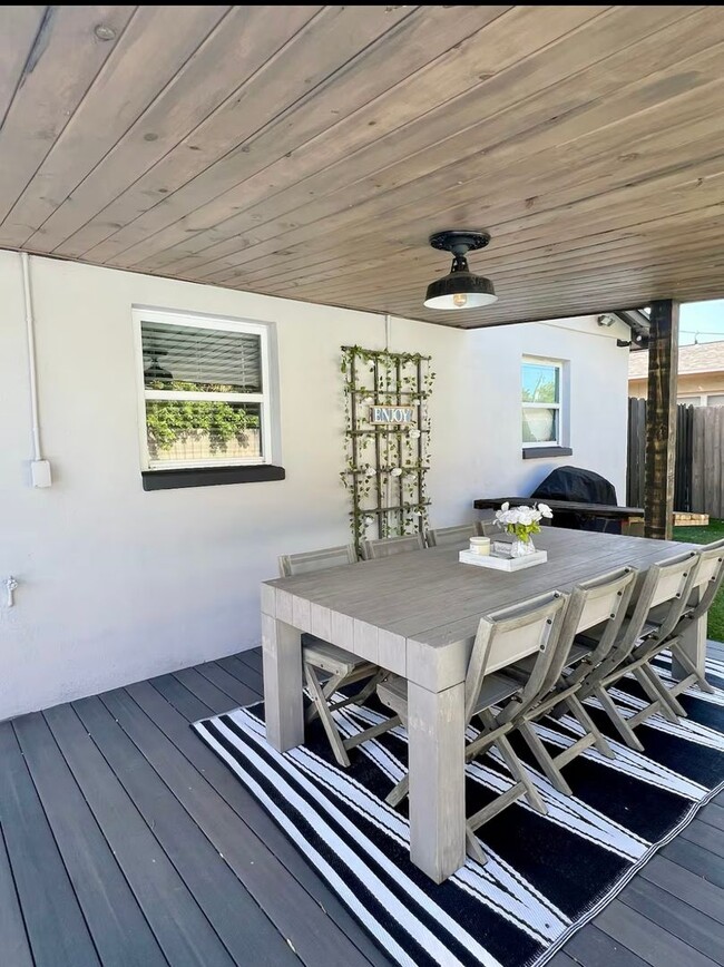 Building Photo - 3/2 Pool Home South Tampa Available NOW !!