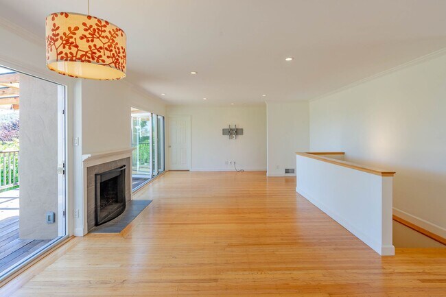 Building Photo - 5BR/3BA Remodeled Mid Century Modern Home!...