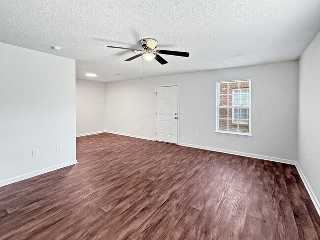 Foto del edificio - Massive 3 Bedroom in Montevallo*** 3 Bed 2 Bath $1,329/mo**Deposit $0