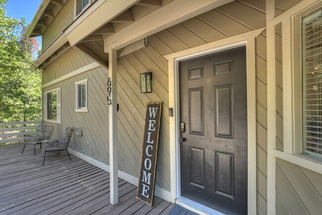 Foto del edificio - Stylish Chalet with Lake Rights