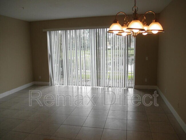 Building Photo - 822 Pipers Cay Dr