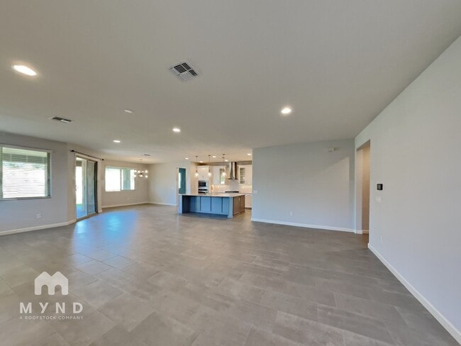 Building Photo - 720 E Silver Canyon Pl