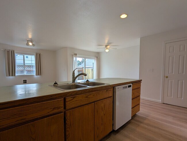 Foto del edificio - 2-Story, 3-Bedroom, 1.5-bath Duplex In Springfield!
