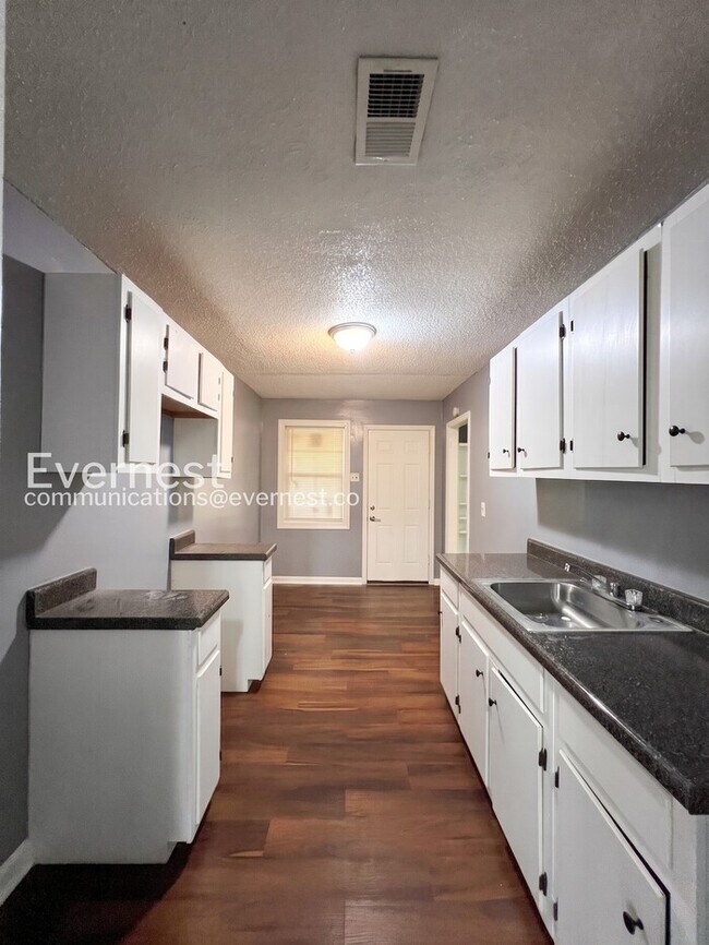 Building Photo - 5 Bed/2 Bath Home with Fenced Yard / Vouchers Accepted / Available Now!