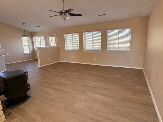 Foto del edificio - 3 Bedroom, 2 Bathroom Home in Tijeras, NM