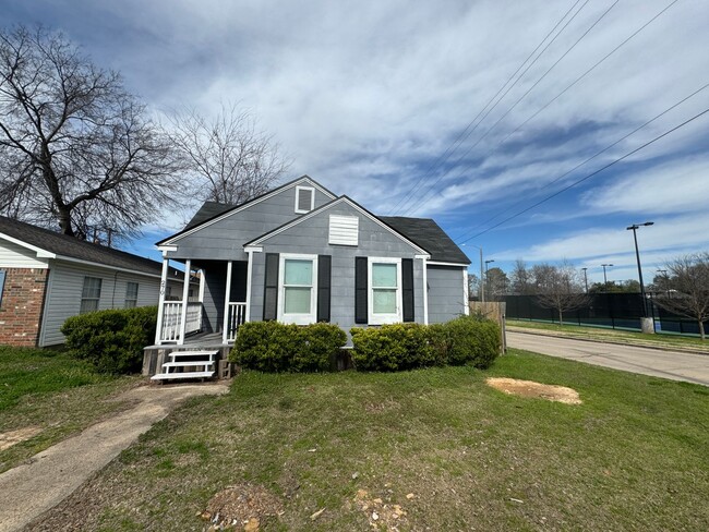 Building Photo - Super cute and close to Querbes Park....